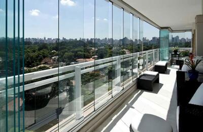 دلایل استفاده از شیشه بالکن در دکوراسیون و ساخت خانه