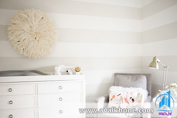 نوارهای افقی دو رنگ روی دیوار در بازسازی