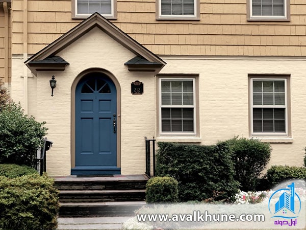 استفاده از آبی دریا در رنگ آمیزی درب ورودی ویلا استفاده از آبی دریا در رنگ آمیزی درب ورودی ویلا