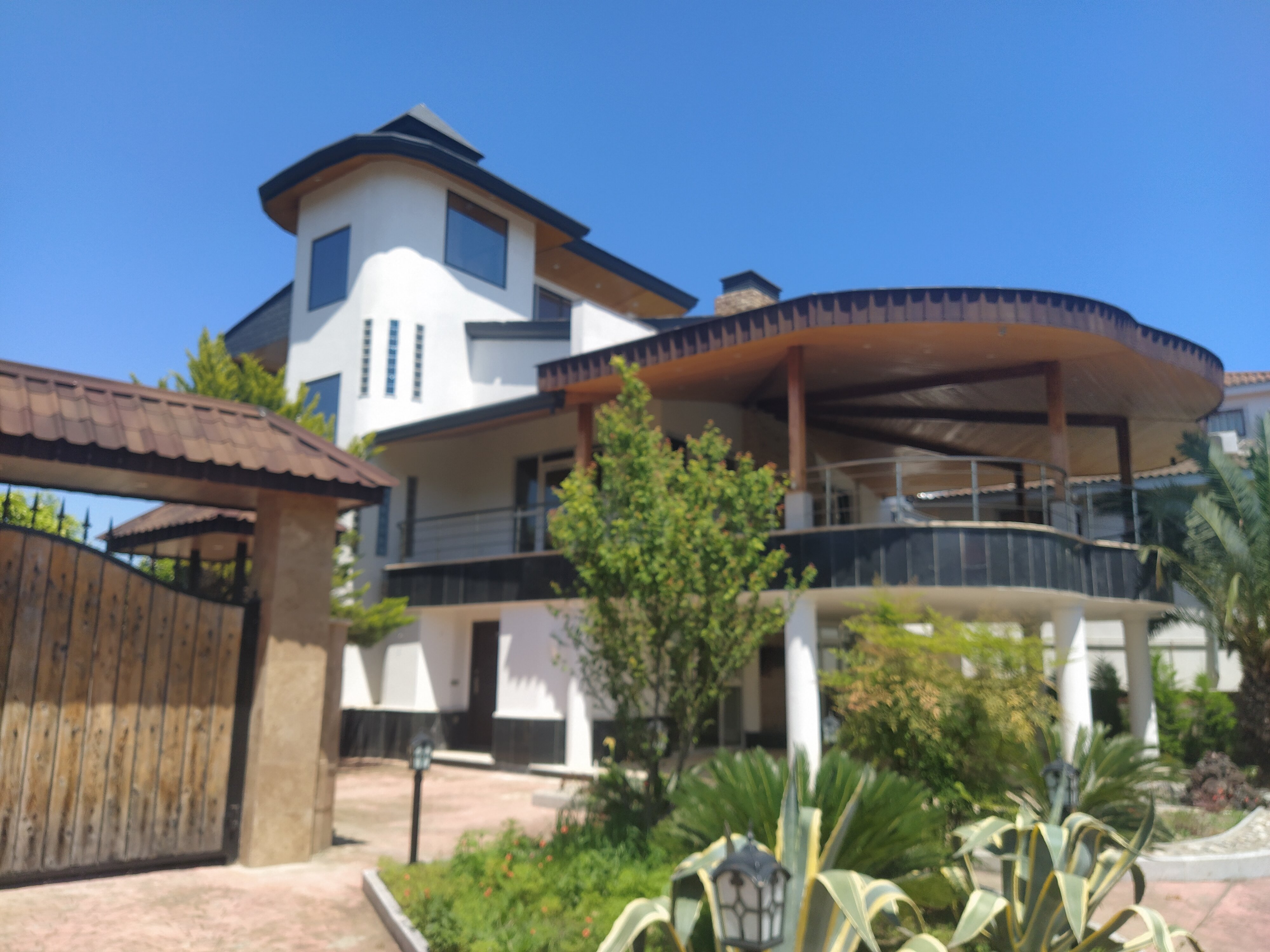 ویلا باغ همراه با استخر و جکوزی