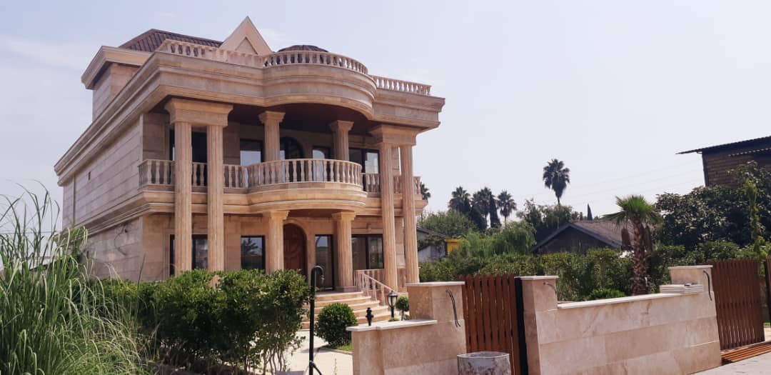 کاخ ویلا چسبیده به جنگل