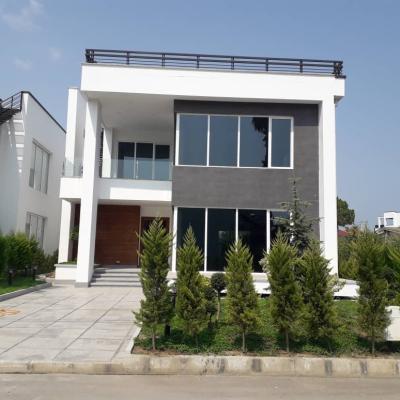 ویلا مدرن با سند تک برگ در نور