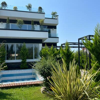 ویلا مدرن با جکوزی در روف گاردن