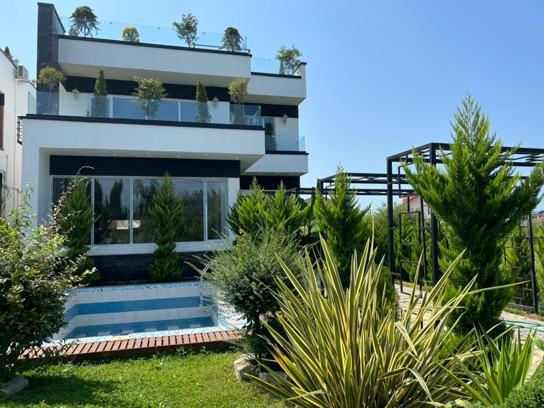 ویلا مدرن با جکوزی در روف گاردن