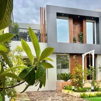 ویلا مدرن استخردار با مدارک تکمیل و روف با ویو باغ