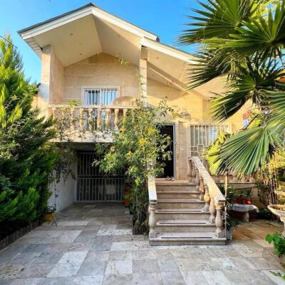 ویلا نیم پیلوت داخل بافت مسکونی