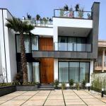 ویلا تریبلکس با استخر داخل و سالن سینما