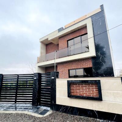 ویلا با طراحی آجر با دسترسی عالی به جاده اصلی